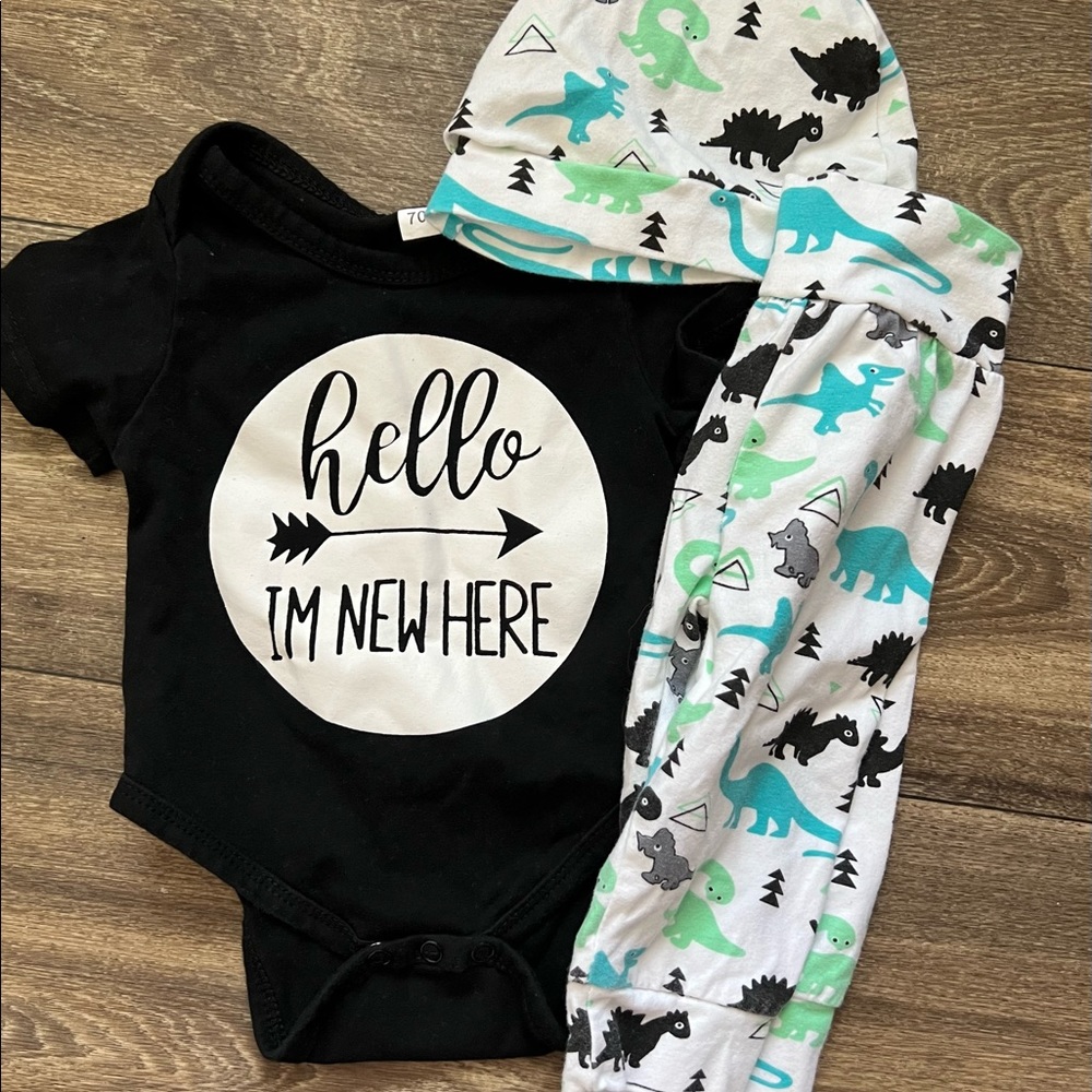 Newborn “HELLO IM NEW HERE” Dinosaur 3 Piece Set 0-3 Months